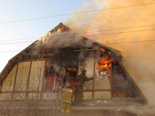 В Бердске сгорел дом, в котором проживала семья из 5-и человек