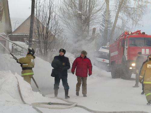 Василий Авдеев (на фото он в красном пуховике) метался по улице, видя, как огонь сжирает его жилище