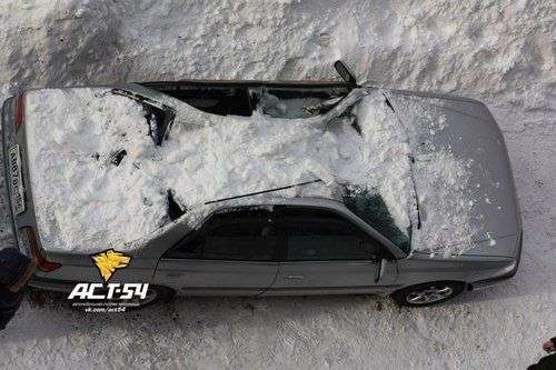 Снег проломил крышу автомобиля Тойота Карина