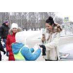 ГИБДД и школьники поздравили с днём матери автоледи Бердска