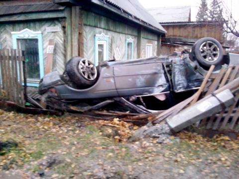 В перевернувшемся автомобиле, по уверениям хозяев пострадавшей усадьбы, была пьяная компания В перевернувшемся автомобиле, по уверениям хозяев пострадавшей усадьбы, была пьяная компания