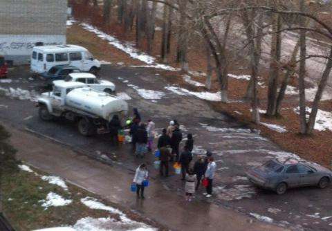 Оставшиеся без воды люди идут к водовозке Оставшиеся без воды люди идут к водовозке