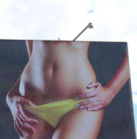 Эротичную рекламу отеля "Крона" видят все дети, идущие в школу №10 в Бердске