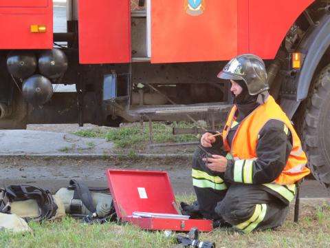 В центре Бердска горят сараи. Есть угроза перехода огня на жилой дом В центре Бердска горят сараи. Есть угроза перехода огня на жилой дом