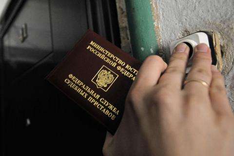 Приставам можно будет пожаловаться на назойливость "выбивателей долгов" Приставам можно будет пожаловаться на назойливость "выбивателей долгов"