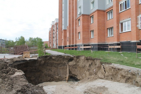 На ул. Рогачева в Бердске разрушился канализационный коллектор На ул. Рогачева в Бердске разрушился канализационный коллектор