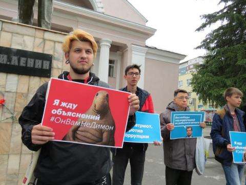 Участники антикоррупционного митинга - сторонники Навального - в Бердске 12 июня 2017 года Участники антикоррупционного митинга - сторонники Навального - в Бердске 12 июня 2017 года