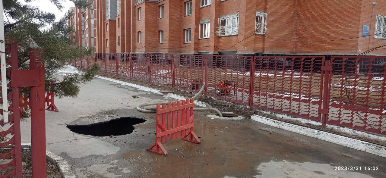 Провал! Грунтовые воды размыли канализационный коллектор на ул. Рогачева в Бердске