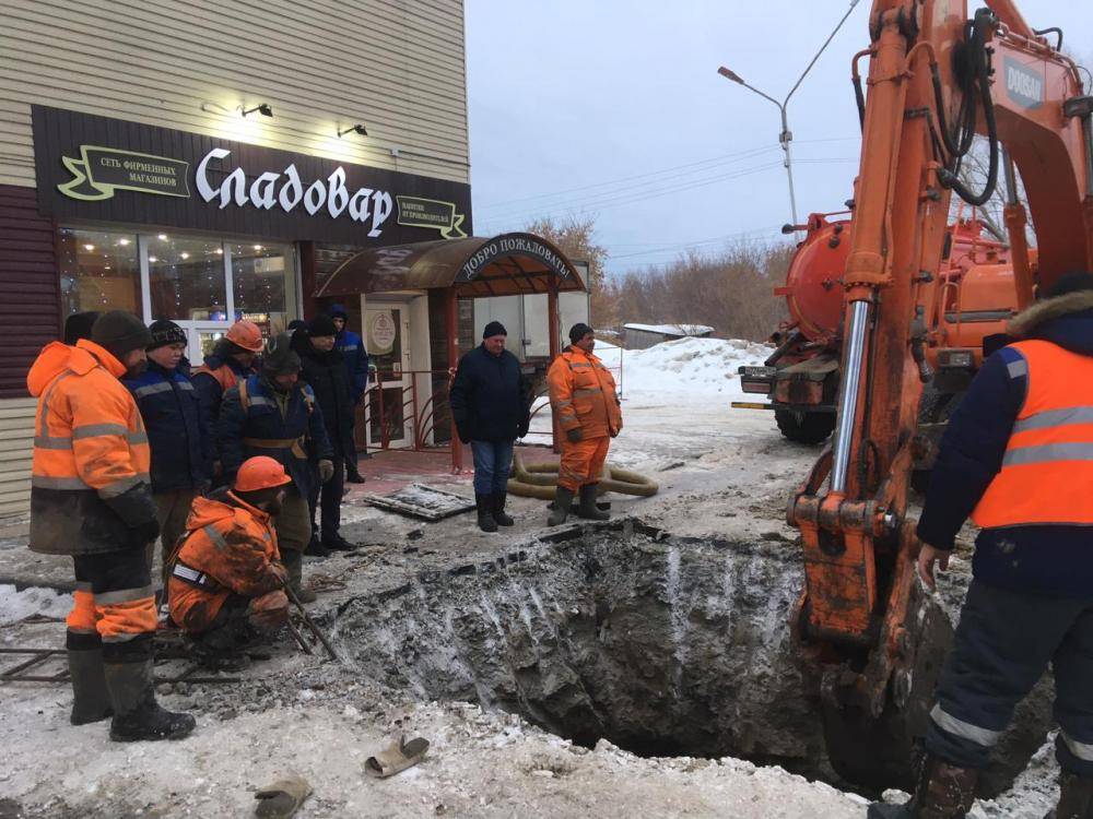 Аварию на водопроводе в Бердске продолжают устранять — 46 домов без капли воды уже двое суток