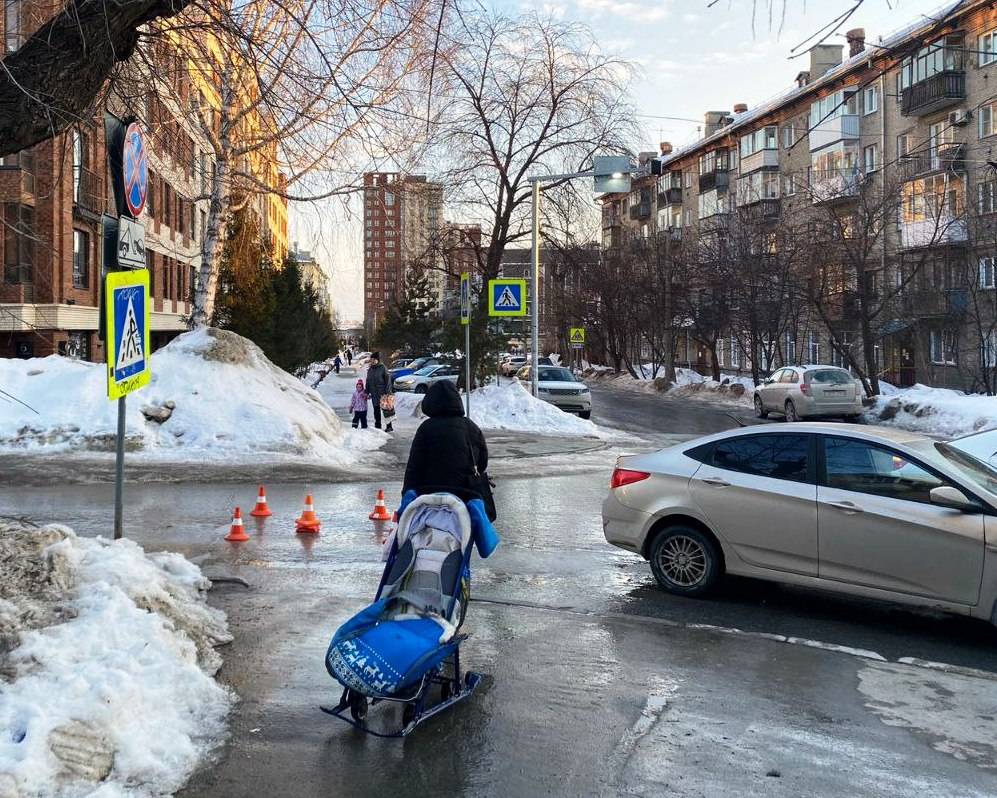 Двухлетнего малыша в санках сбил автомобилист в Новосибирске