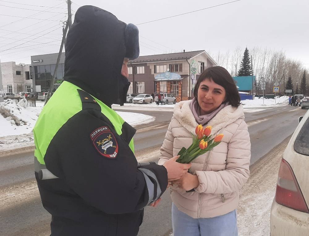 Инспекторы ГИБДД останавливали женщин на дорогах Бердска, чтобы вручить им цветы