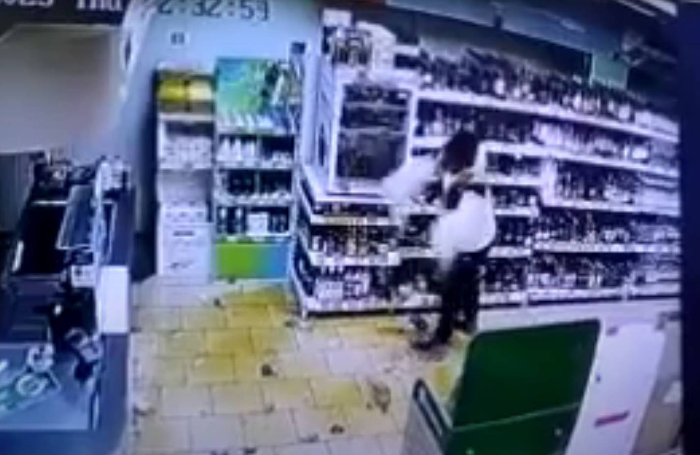 Женщина из-за угона авто разгромила витрину алкоголя в «Пятерочке»