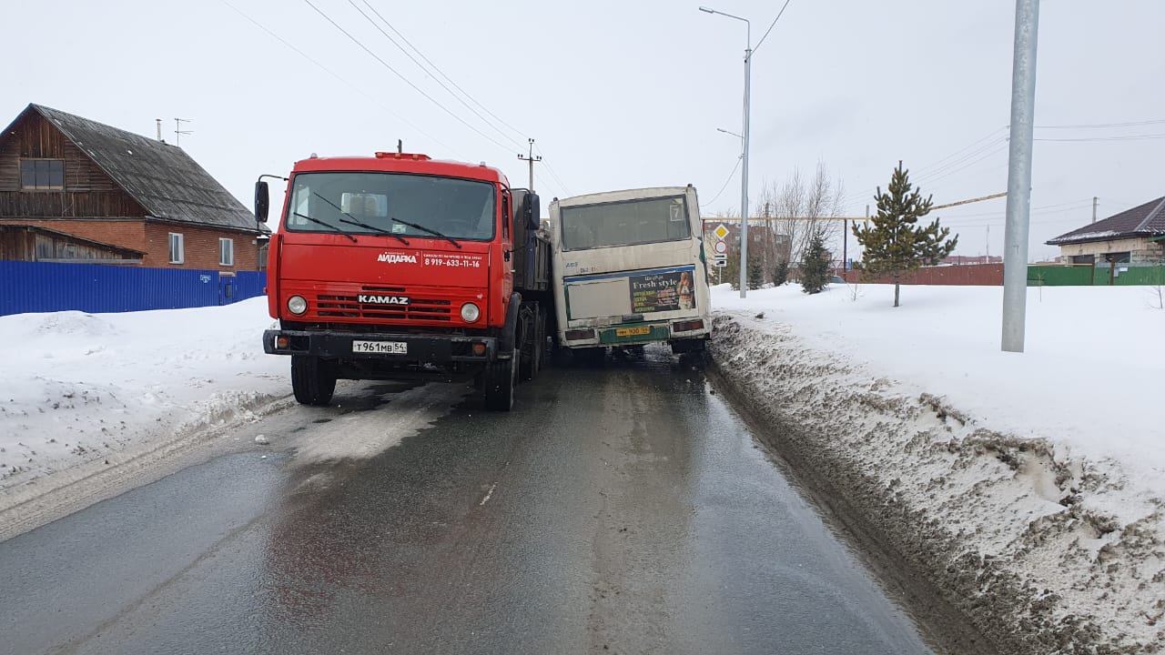 Панелевоз протаранил бок автобусу с пассажирами в Бердске
