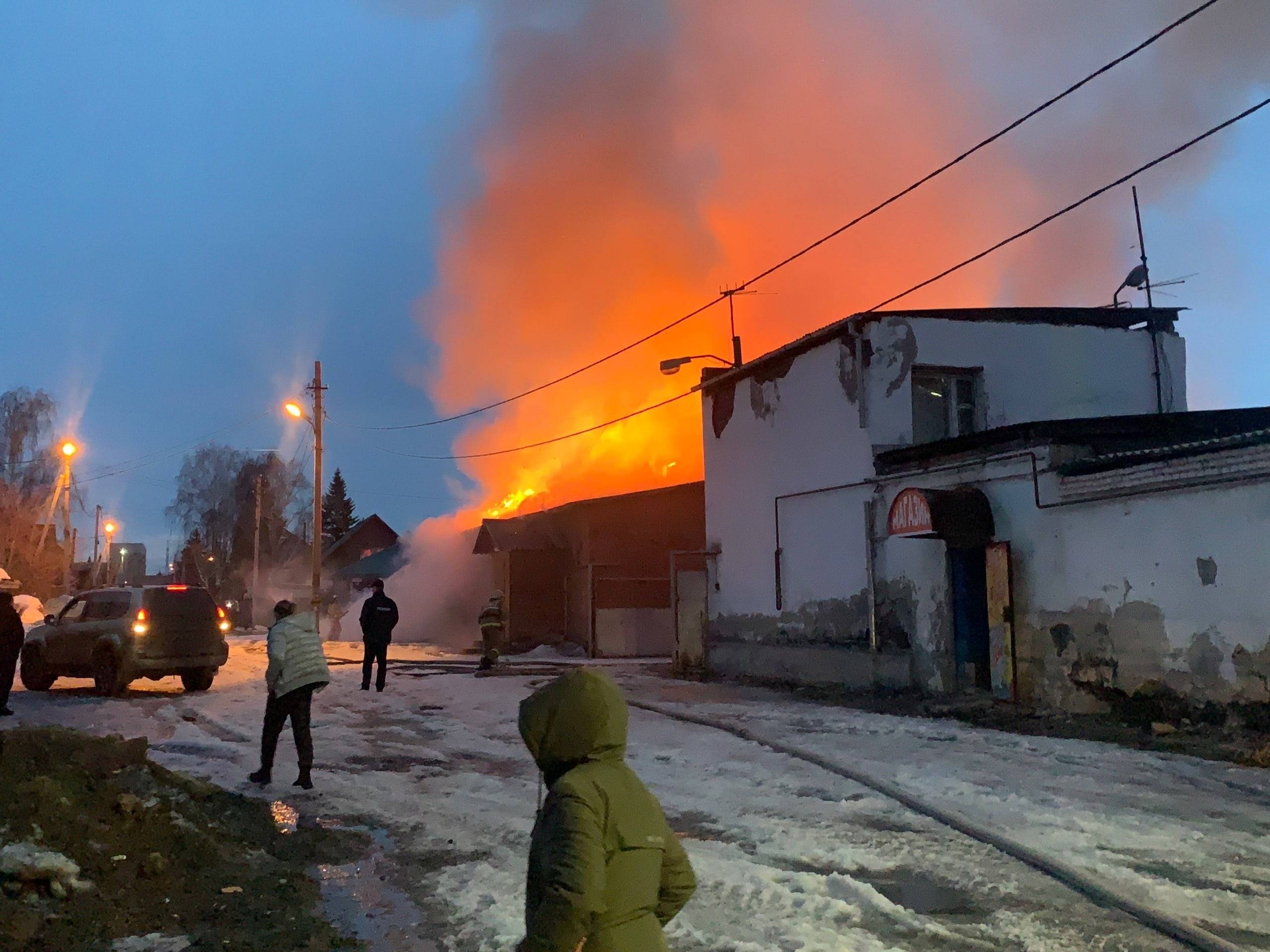 Пожар в здании магазина на ул. Маяковского в Бердске тушили полтора часа