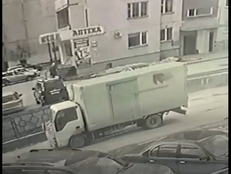 Грузовик, сбивший девочку в Бердске, попал на видео. Розыск!