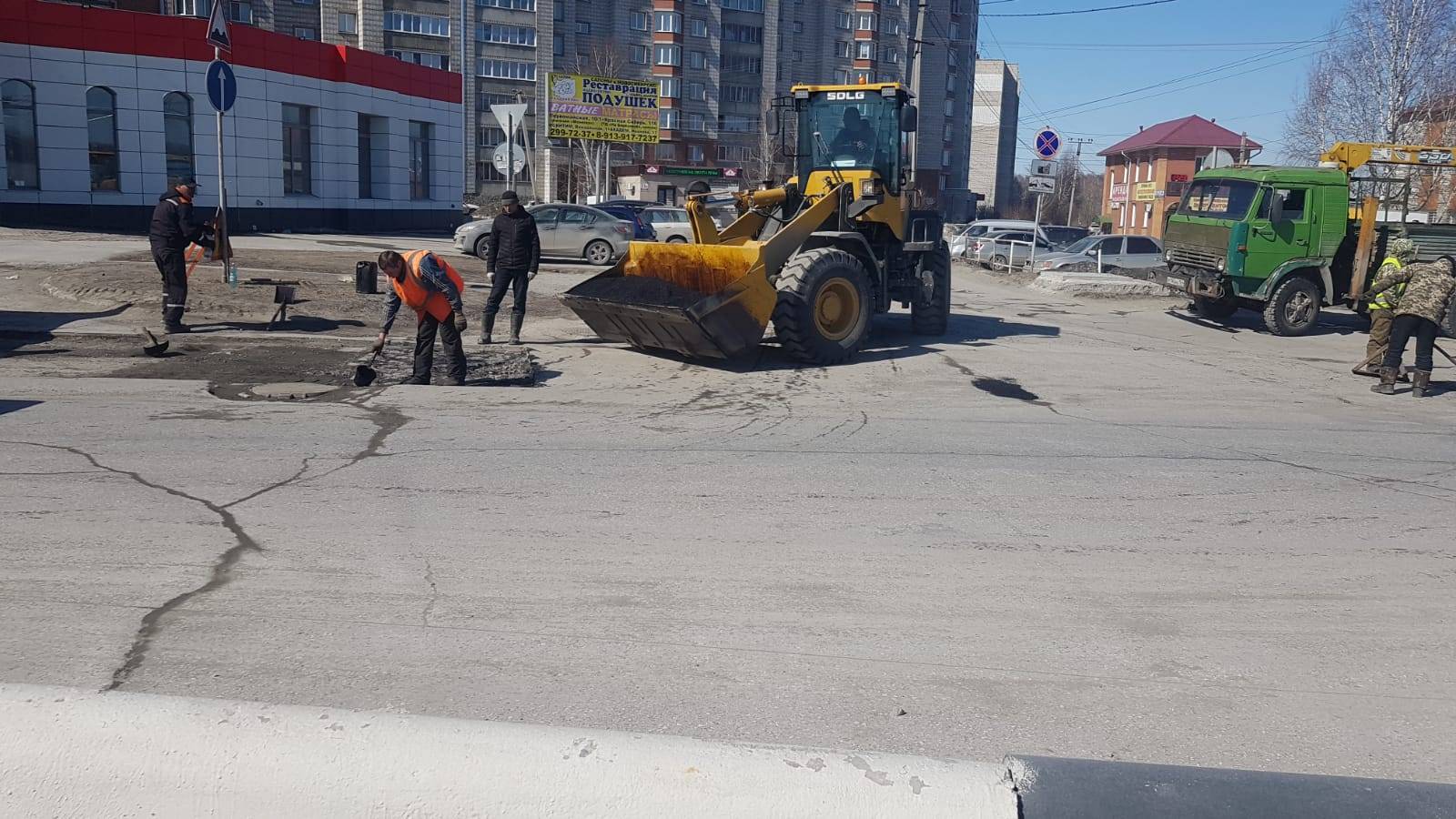 Аварийно-ямочный ремонт: горячий асфальт начали укладывать на ул. Первомайской в Бердске