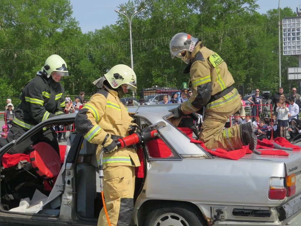 На глазах у детей спасали человека из горящего автомобиля пожарные в Бердске