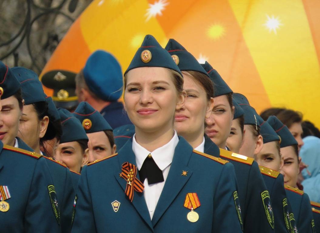 Девушки из МЧС стали украшением парада в Бердске