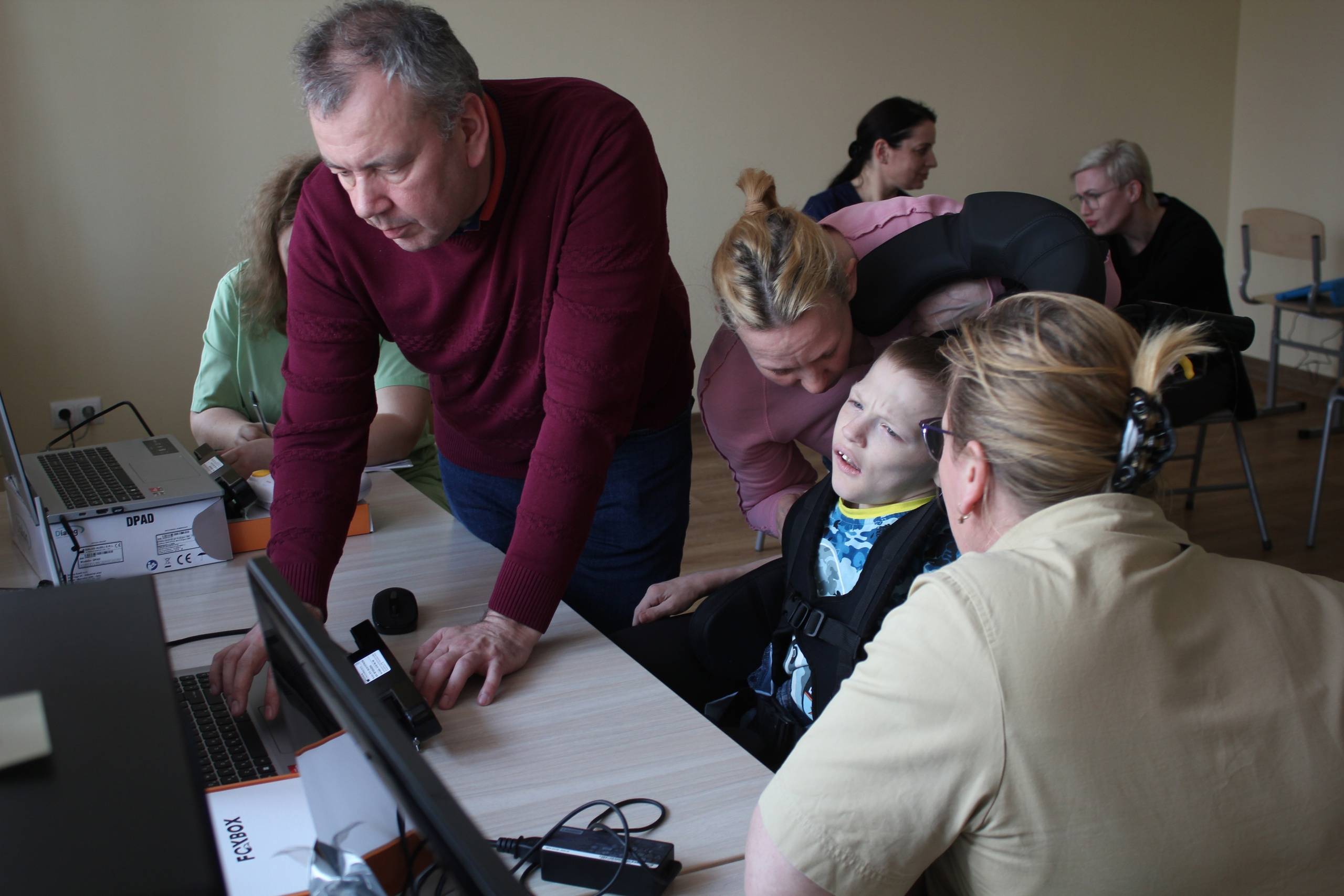 «Говорить глазами»: в Бердске осваивают новые коммуникаторы для детей с ДЦП и нарушениями речи