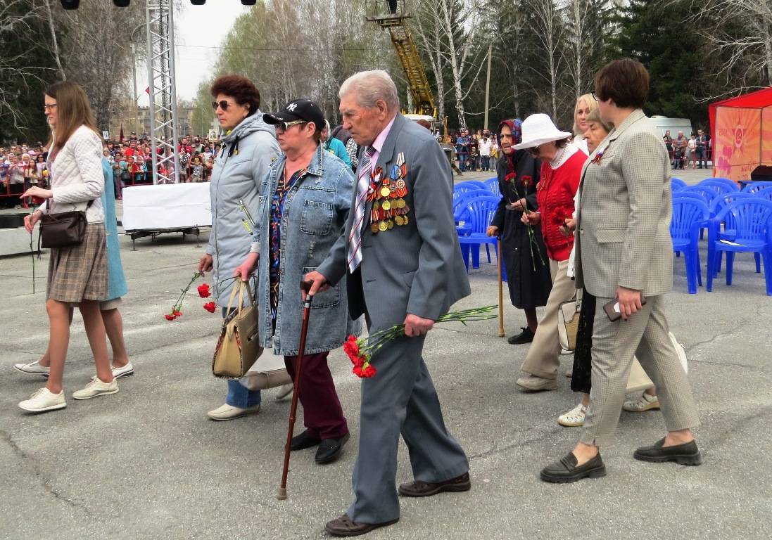 Единственный фронтовик, ветеран Великой Отечественной пришёл к Вечному огню 9 мая в Бердске