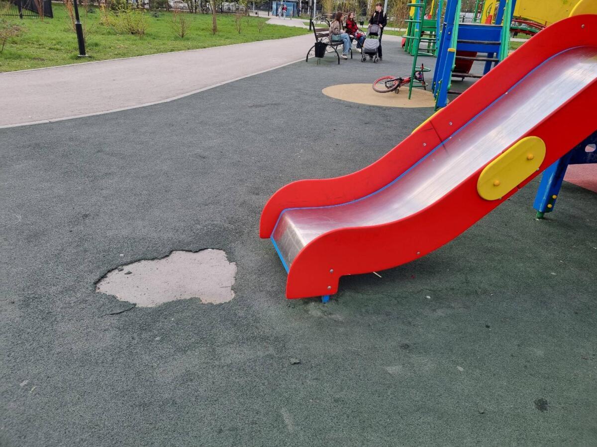 Детская площадка в парке Бердска в дырах — покрытие отремонтируют по гарантии