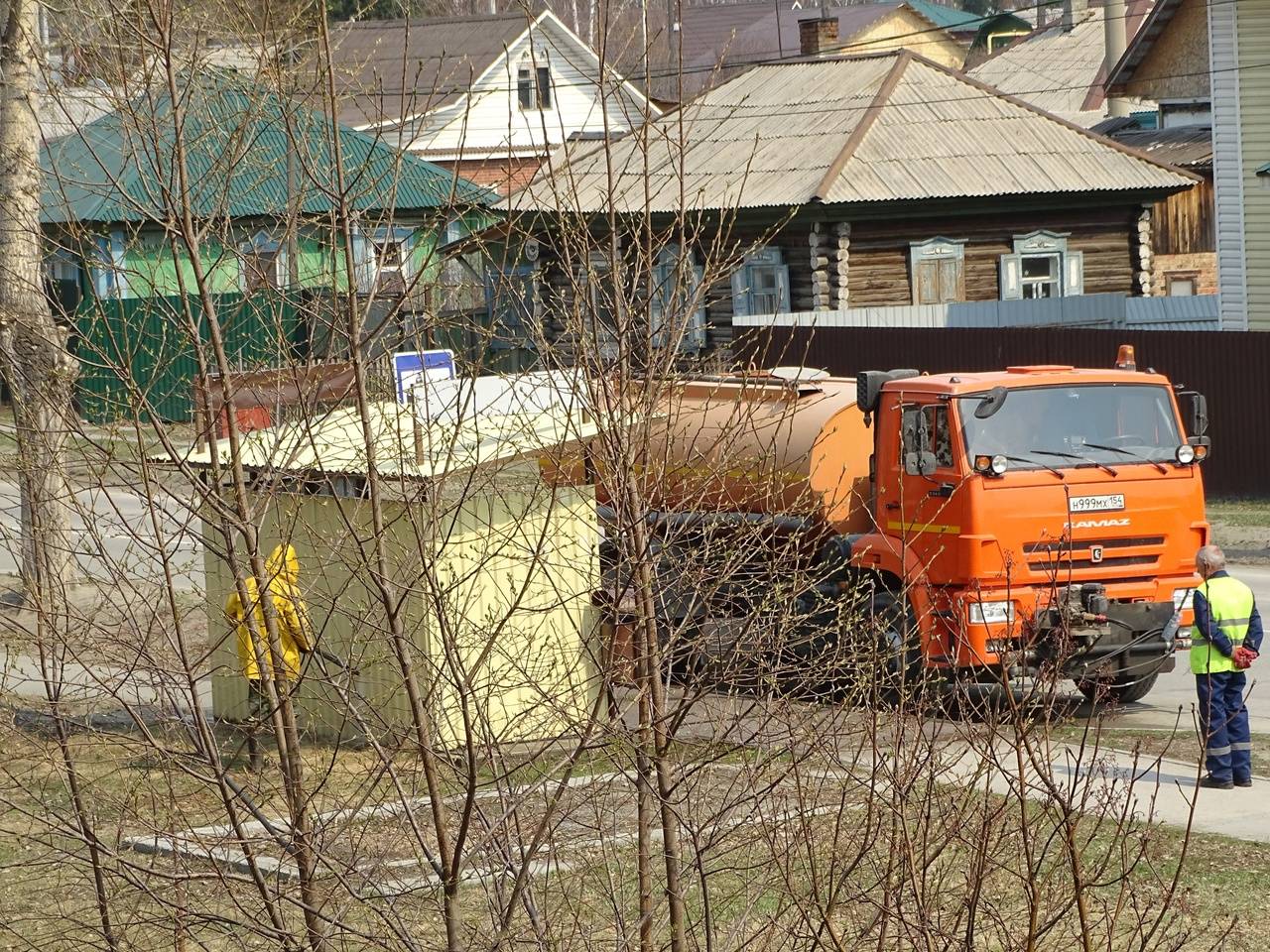 Автобусные остановки вымыли в Бердске