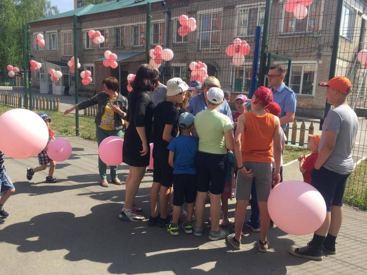 Прокурор Бердска подарил детям мыльные пузыри