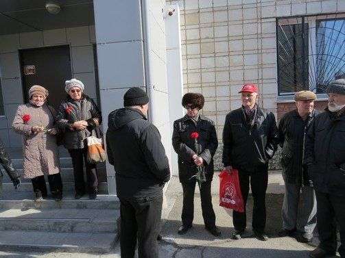 25 марта 2014 года коммунисты пришли к суду с алыми гвоздиками - приветствовать Потапова и Мухамедова