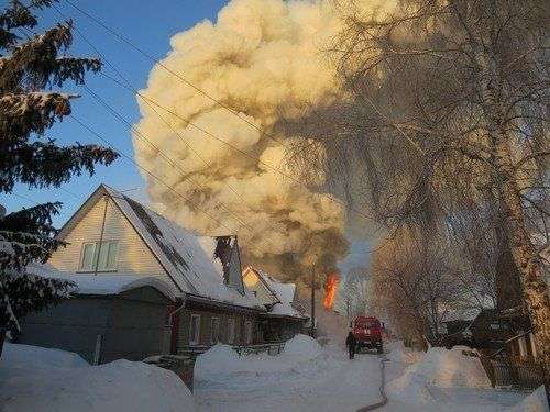 Густые клубы дыма от горящего частного дома видны в центре Бердска