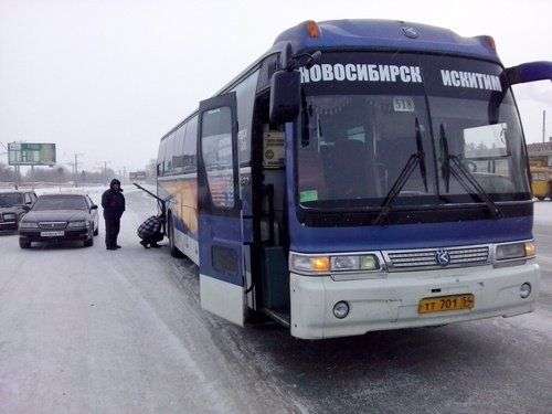 Автобус Искитим-Новосибирск, перевозивший 20 пассажиров, 1 февраля замерз на въезде в Бердск. Фото Сергея Болдырева