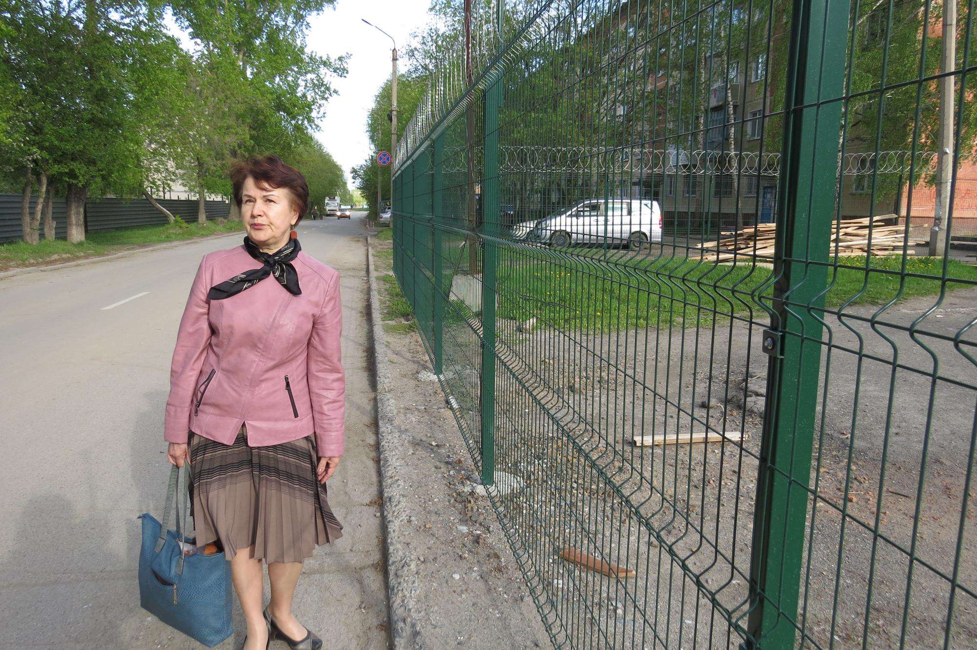 Вдоль забора с колючей проволокой: ограда вокруг бывшего клуба мешает пешеходам Бердска