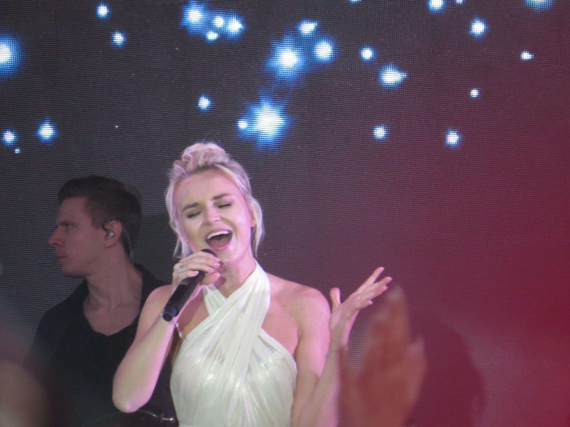 гагарина спела. монс сельмерлёв шведский певец. выступление. гагарина спела. российская певица с мощным голосом.