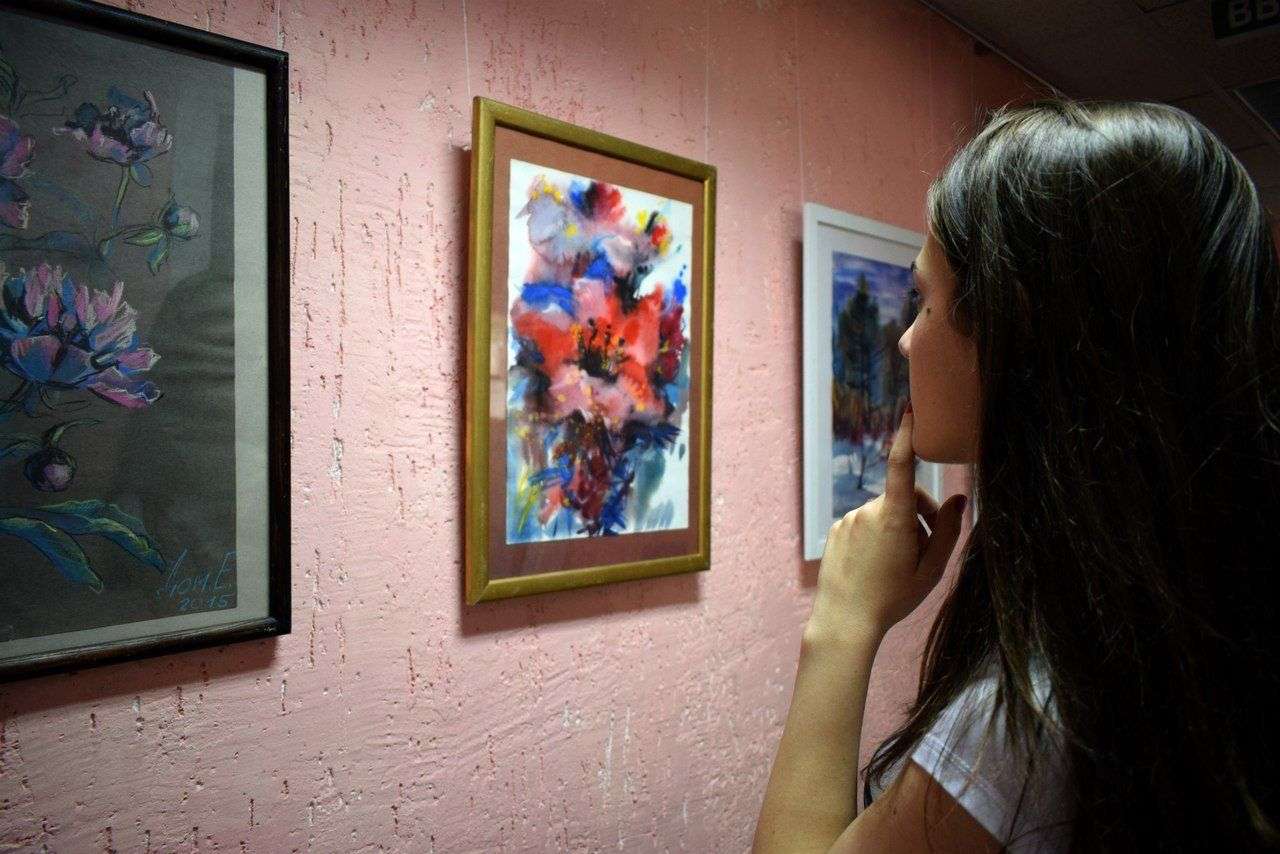 На выставку картин бердской художницы приглашают молодёжь города