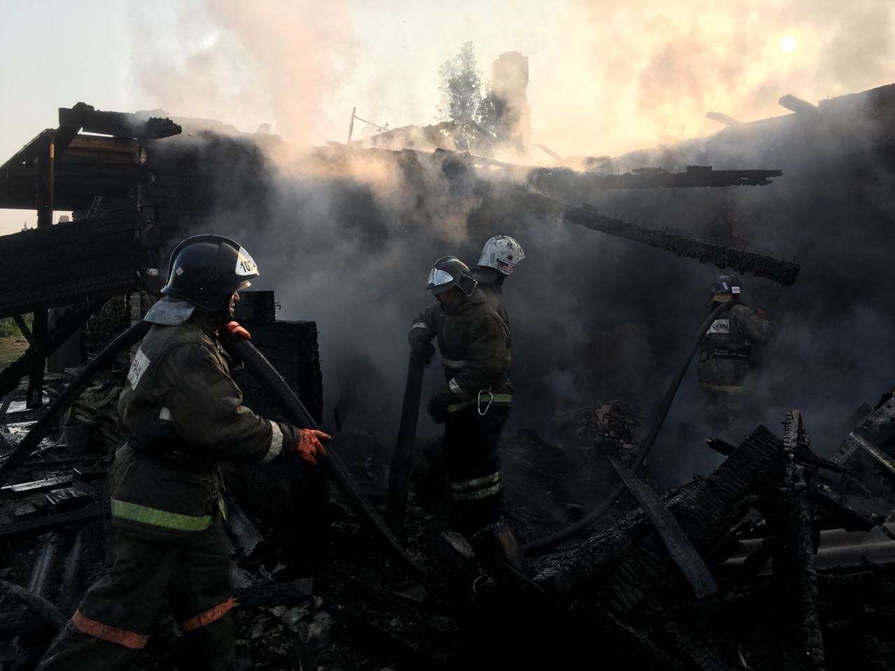 Двое маленьких детей и их отец погибли в страшном пожаре в Мошковском районе