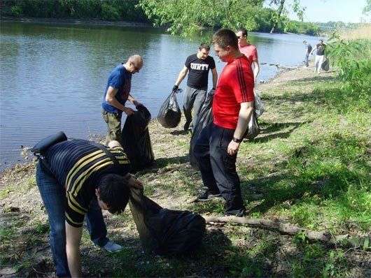Волонтеры собрали мусор на берегах двух рек в Искитиме