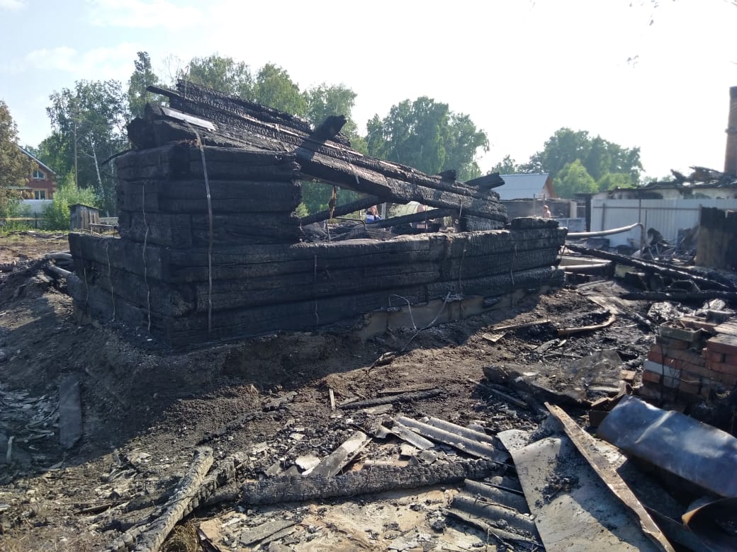 Дотла сгорели дома трёх семей в пос. Кирова – нужна помощь!