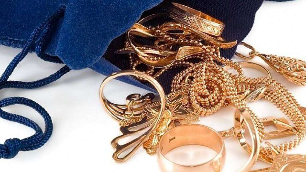 Бердчанин отобрал золото на 60 тыс. рублей у женщины в Новосибирске
