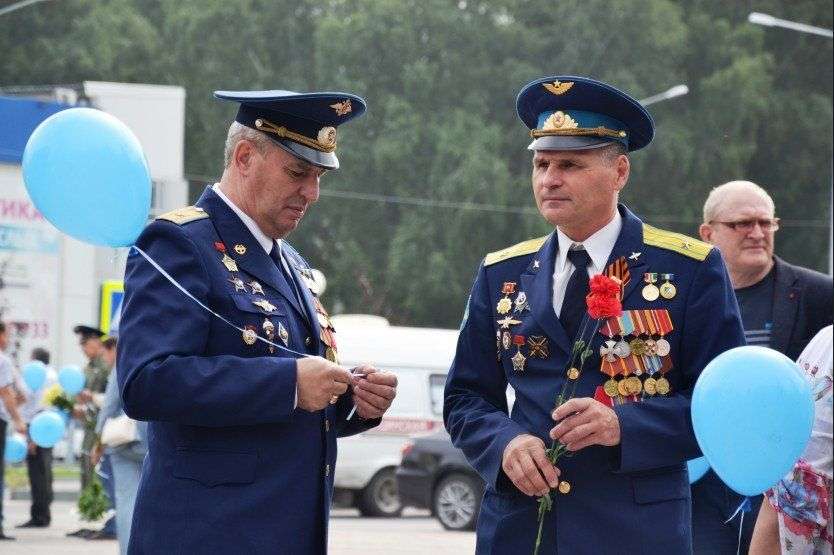 В память о погибших лётчиках в небо Бердска запустили именные голубые шары