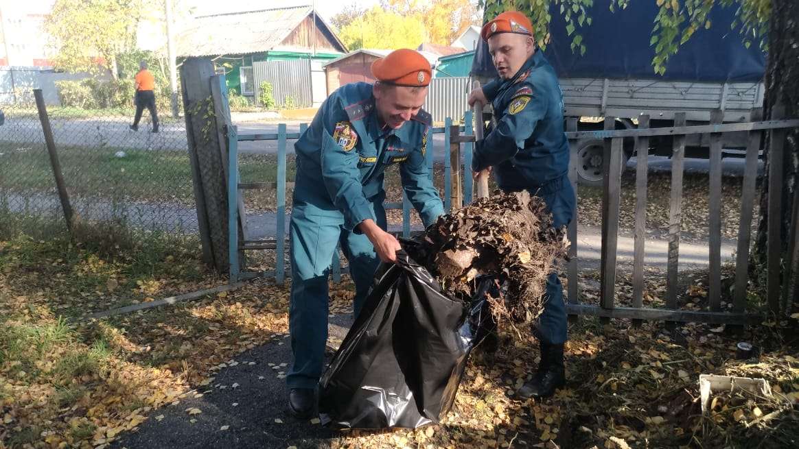 Двор одинокой бабушки привели в порядок пожарные Бердска