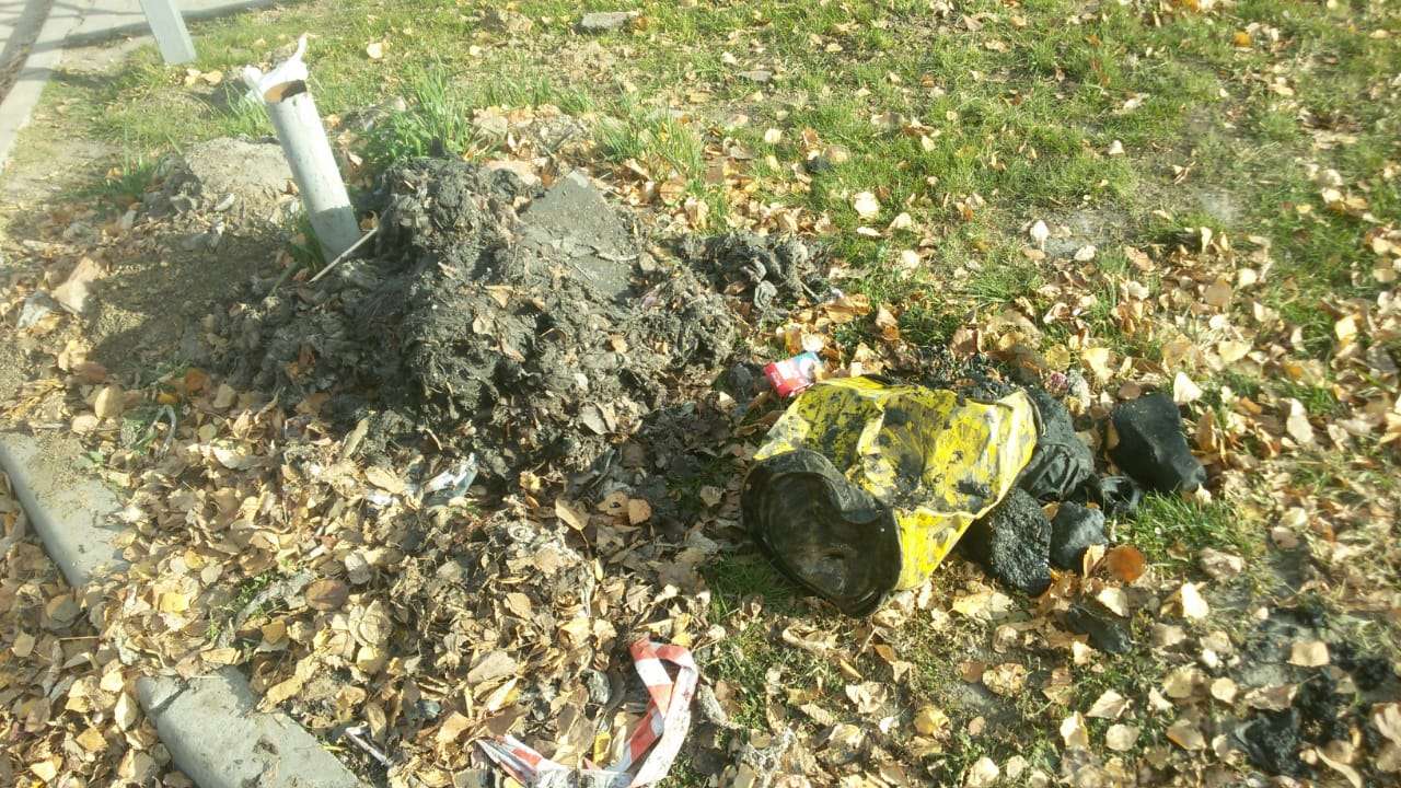 40-литровое ведро с бетоном и камнями вытащили из канализации в Бердске