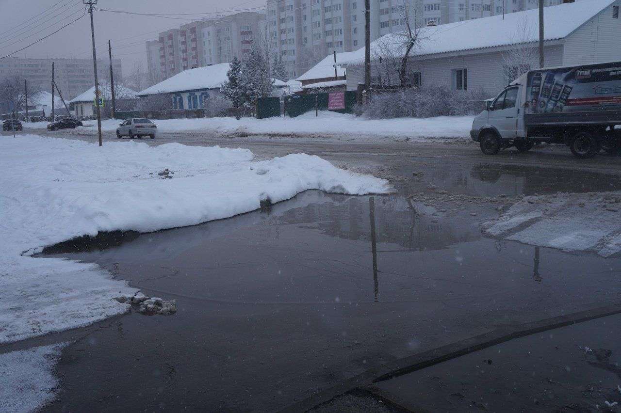 Погода в бердске. Бердск Рогачева затопили. Бердск ул.Рогачева авария вчера. НГС фекальная авария КБУ. Коммунальщики нашли озеро в кране фото.