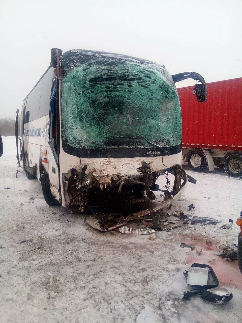 Водителя рейсового автобуса зажало в кабине на трассе под Новосибирском
