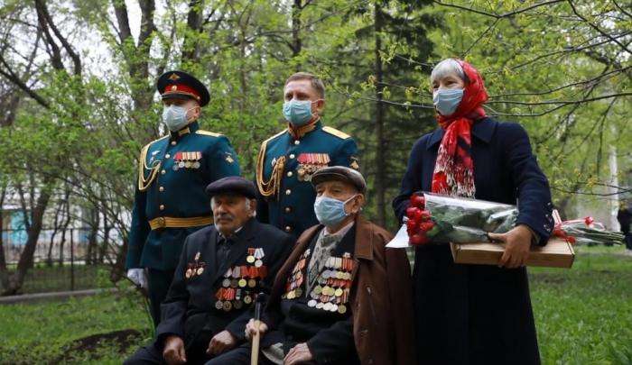 Командующий 41-й армией и военный оркестр поздравили фронтовика в Бердске с 75-летием Победы