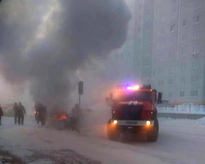У рынка в Бердске в 38-градусный мороз загорелся «Фольксваген Гольф»