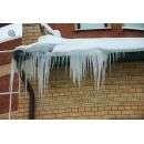 Мужчина убирал сосульки с крыши