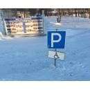 Вместе со знаком под снегом оказалось и парковочное место