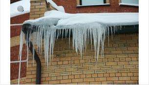 Мужчина убирал сосульки с крыши