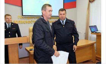 Замначальника управления ГИБДД Андрей Черепанов наградил таксиста Владимира Олина