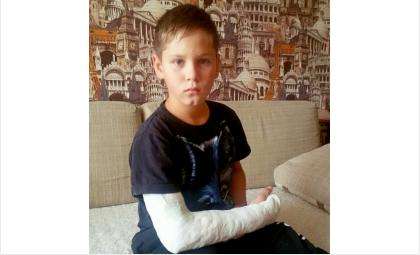 9-летний Даниил Шабатько получил сложный перелом, играя на детской площадке в Бердске