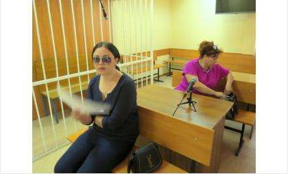 Дарья Сафина в суде Бердска старательно прячет лицо от фотокамер